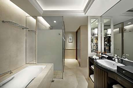 1 King Standard Club Lounge Access