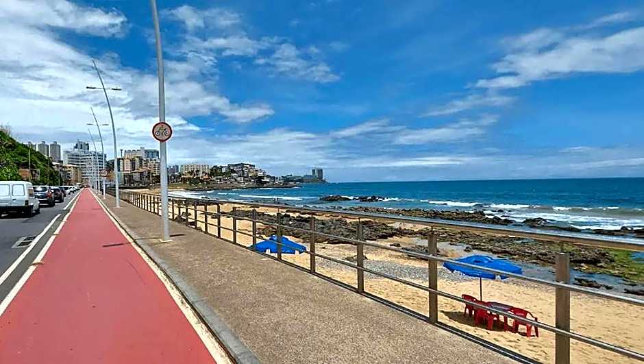 Lindo e Econômico, 2min da praia, perto Farol da Barra