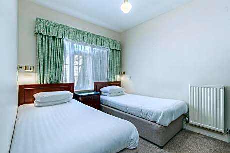 Family Room with 1 Double and 2 Twin Beds - Annex Building/Non-Smoking