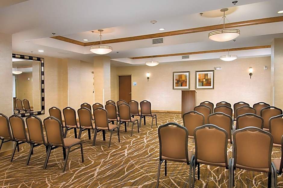 Holiday Inn Express & Suites Alexandria - Fort Belvoir By IHG