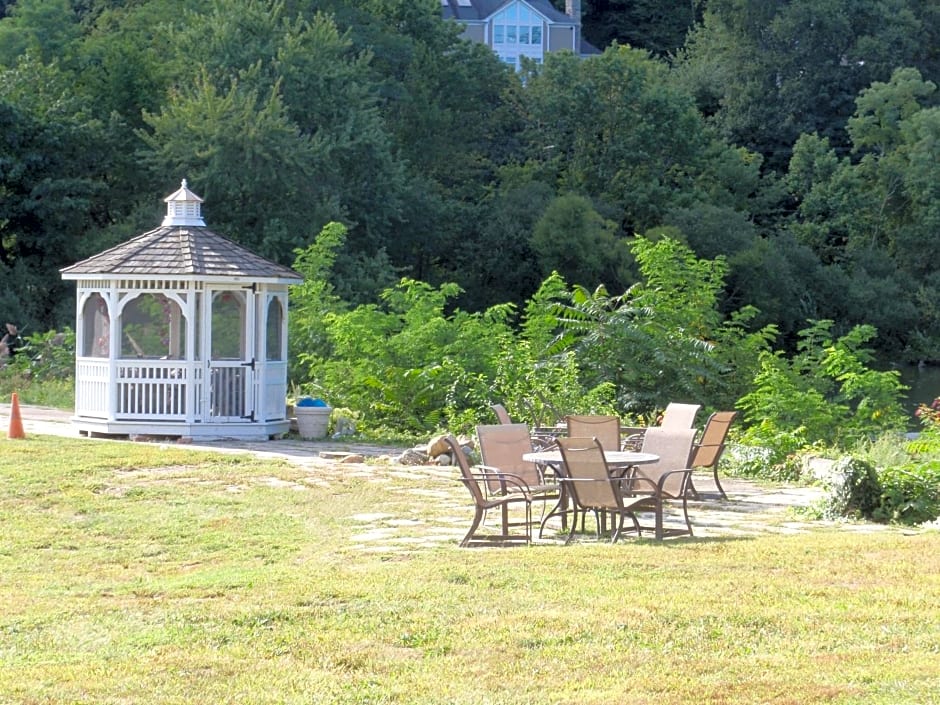 Chalet Inn & Suites
