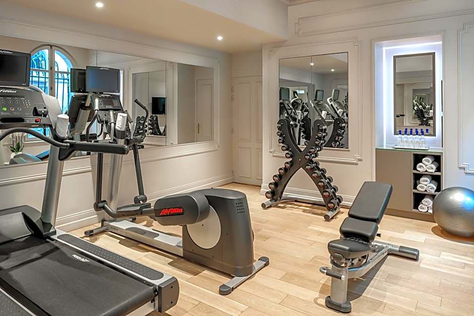 La Clef Louvre Paris by The Crest Collection