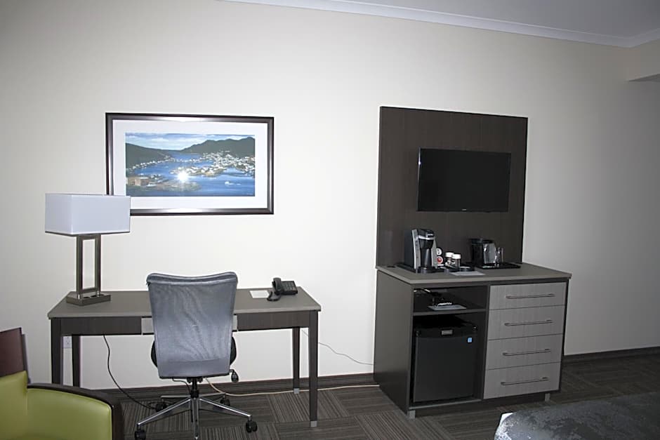 Crossroads Inn & Suites