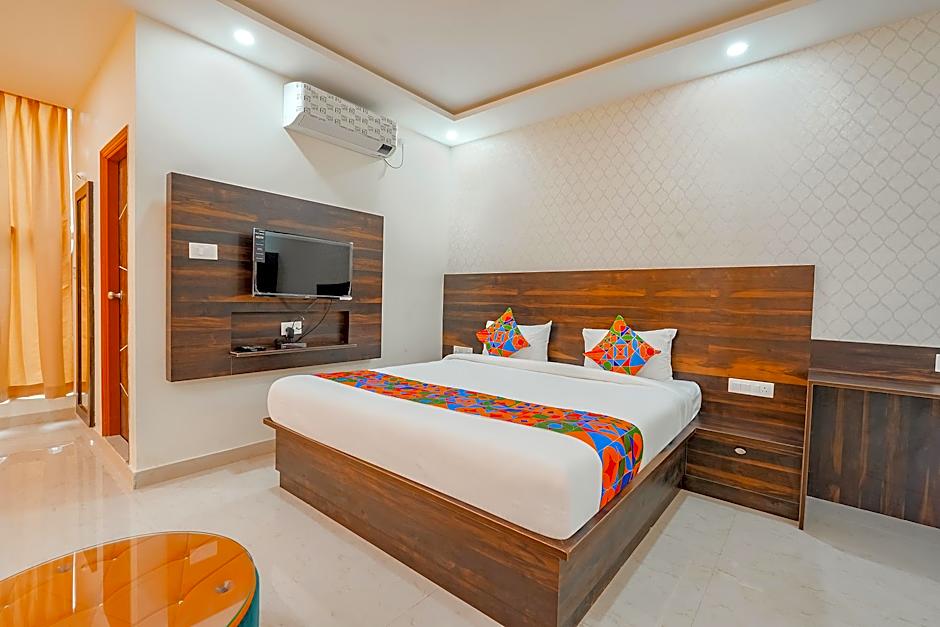FabExpress Royal Inn – Bangalore, MN