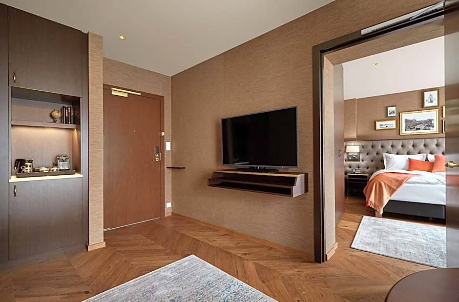 Reykjavik Consulate Hotel, Curio Collection by Hilton