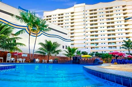Golden Dolphin 3Pessoas com piscinas termais mais toalhas e roupas de cama lençóis travesseiros fronhas limpeza do check in impostos e taxas já incluso ATENÇÃO A hospedagem podera ocorrer no express ou Grand hotel,conforme a disponibilidade de apto