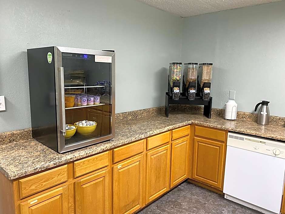 Days Inn & Suites by Wyndham Springfield on I-44
