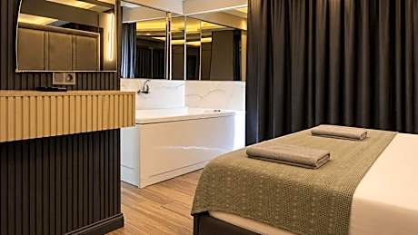 Suite with Hot Tub