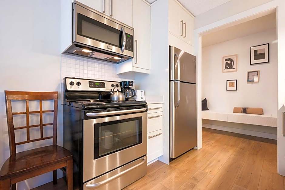 Group Stays - Large Renovated Apartment with Pool and Hot Tub