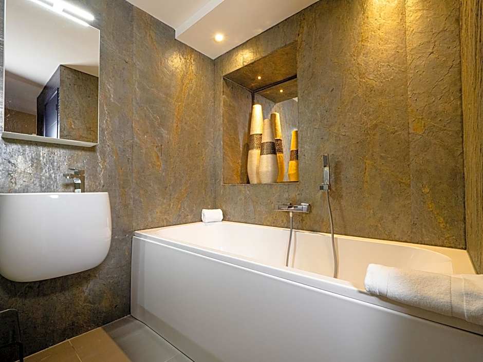 Demeures & Châteaux Auberge de la Tour - Hôtel & Restaurants - Marcolès Auvergne