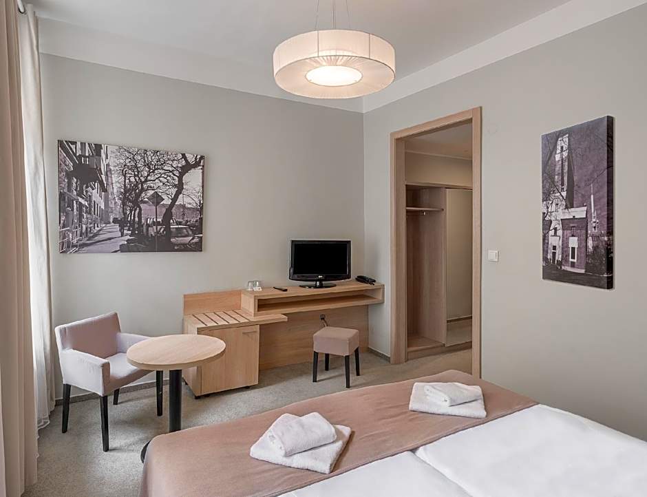 Three Crowns Hotel