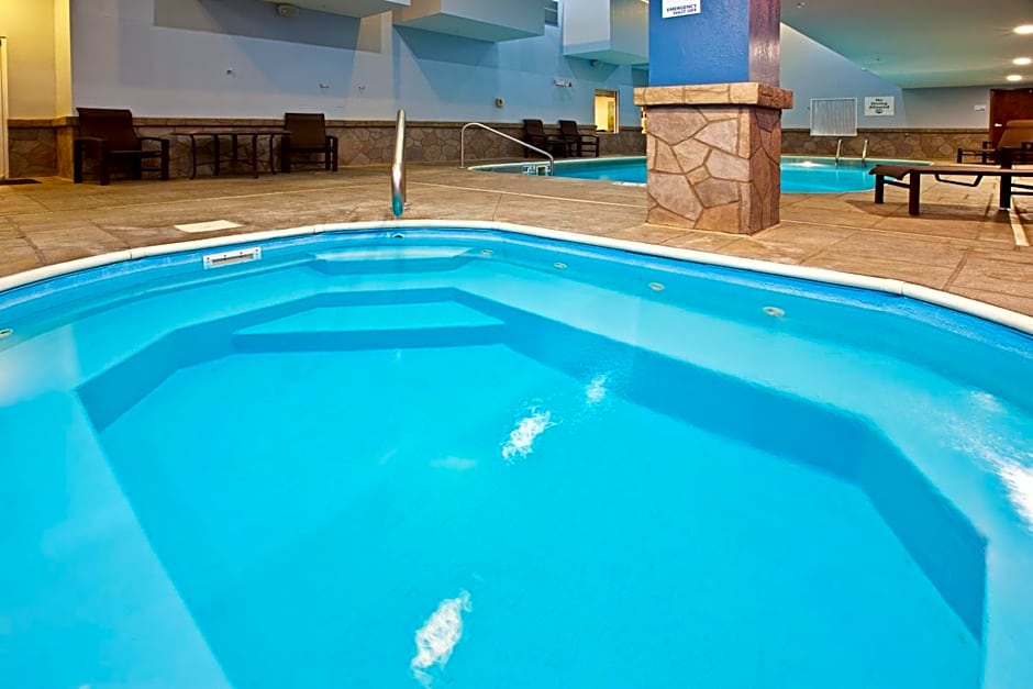 Holiday Inn Express Hotel & Suites Bedford By IHG