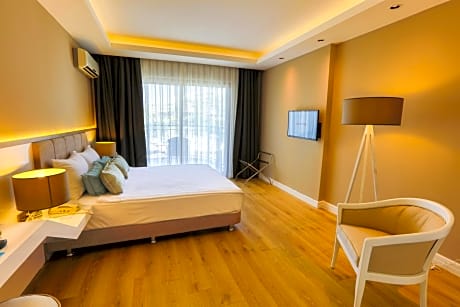  Standard Double or Twin Room with Partial Sea View