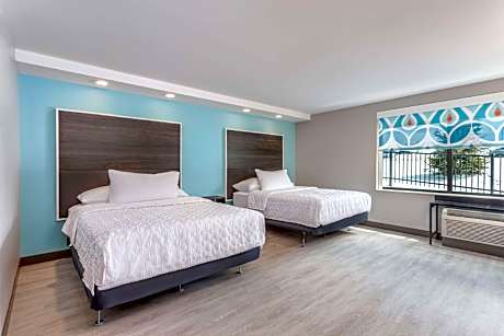 2 Queen Mobility Accessible W/bathtub