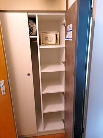 Einzelzimmer-Economy-Ensuite-Strassenblick