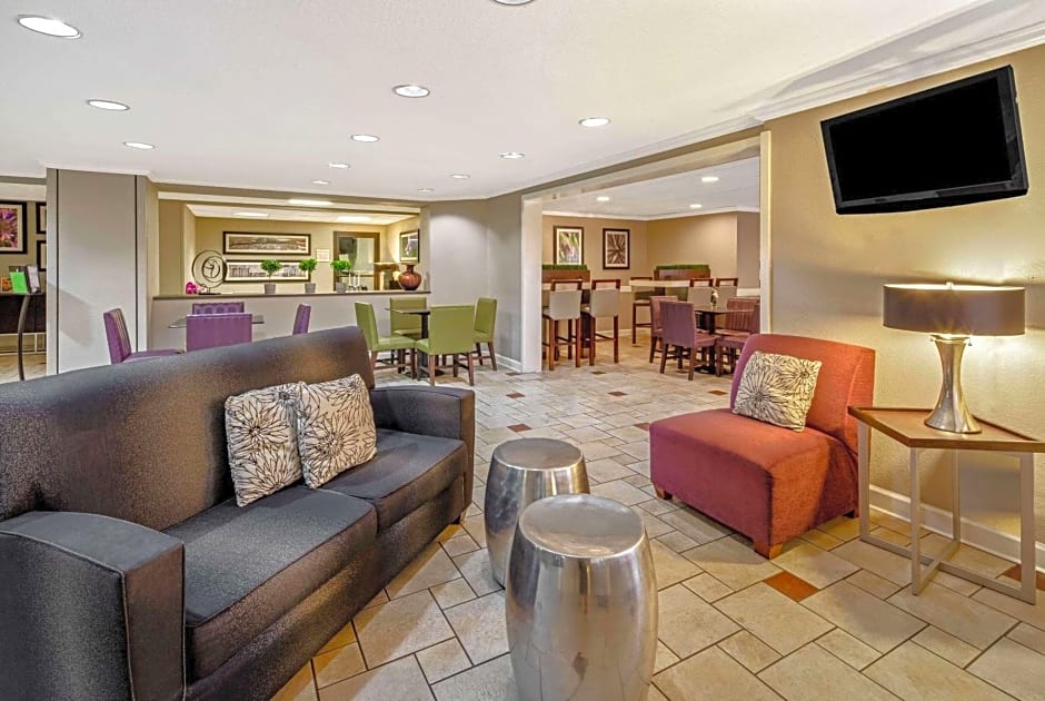 La Quinta Inn & Suites by Wyndham Miami Airport East