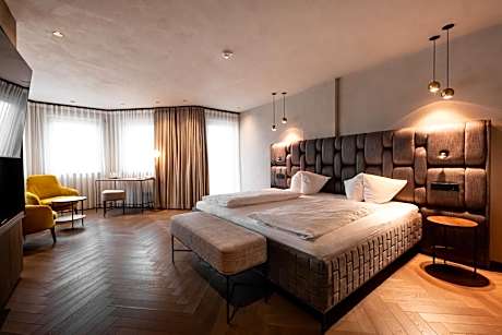 Family Room with Mountain View