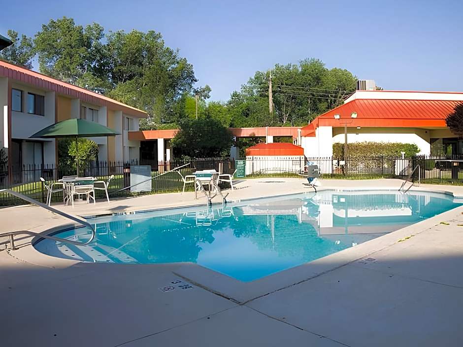 Quality Inn & Suites Kansas City I-435n Near Sports Complex