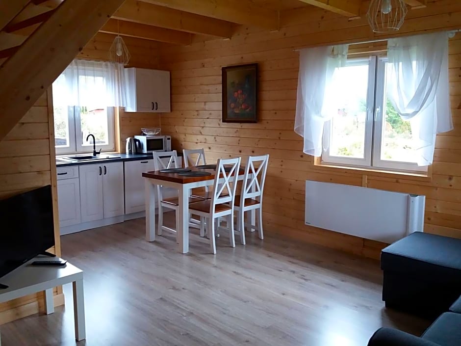 Szary domek nad jeziorem