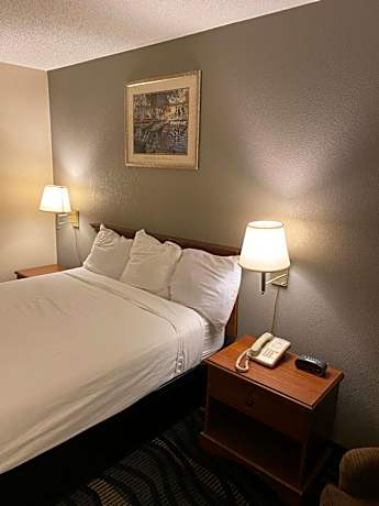 Queen Room - Mobility Access/Non-Smoking