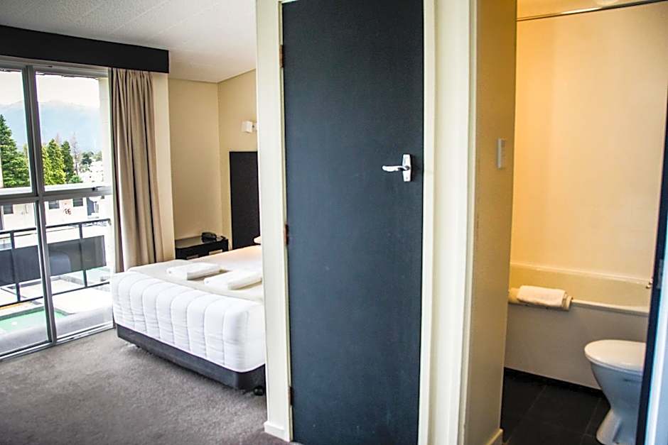 Fiordland Hotel