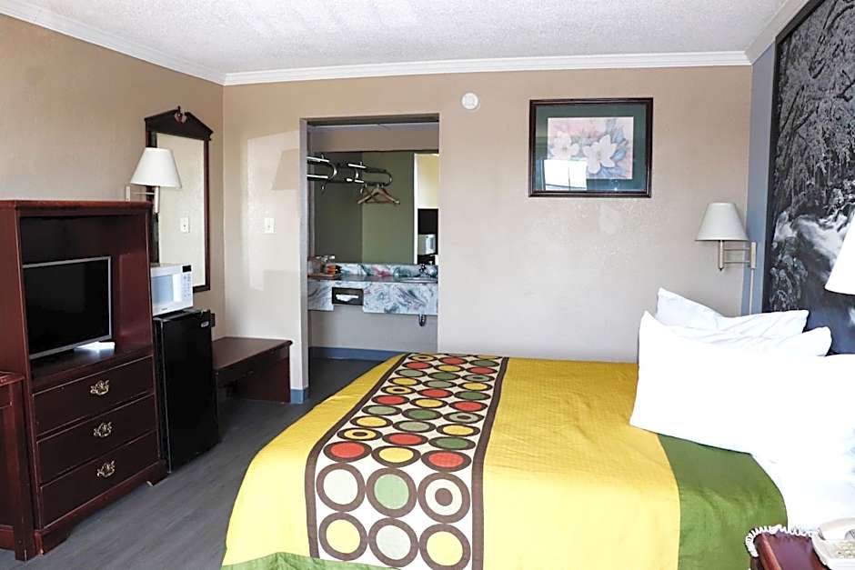 Super 8 by Wyndham Clarksville East