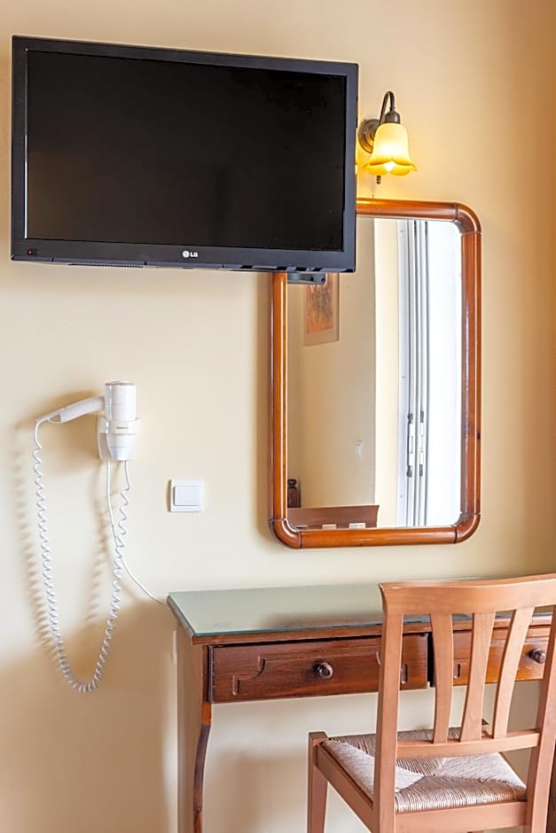 Village Inn Studios & Family Apartments