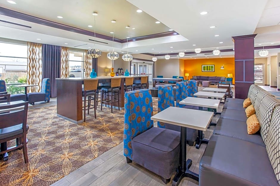 La Quinta Inn & Suites by Wyndham Gonzales