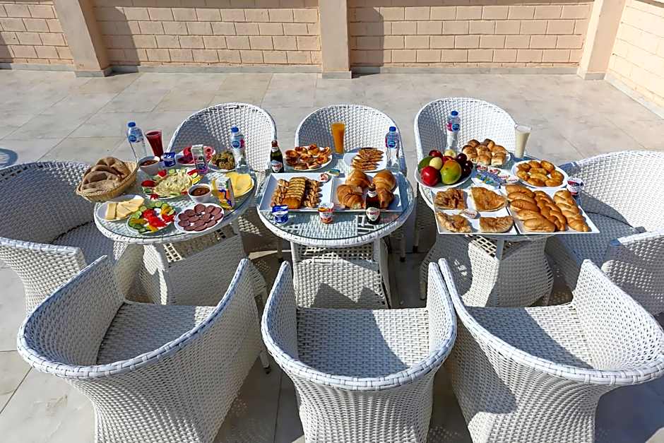 Pyramids Palace INN 5 Minutes from the New Grand Museum