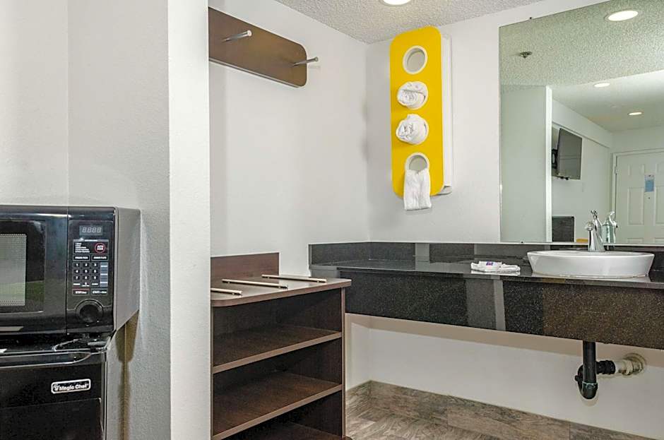 Studio 6-Fresno, CA - Extended Stay