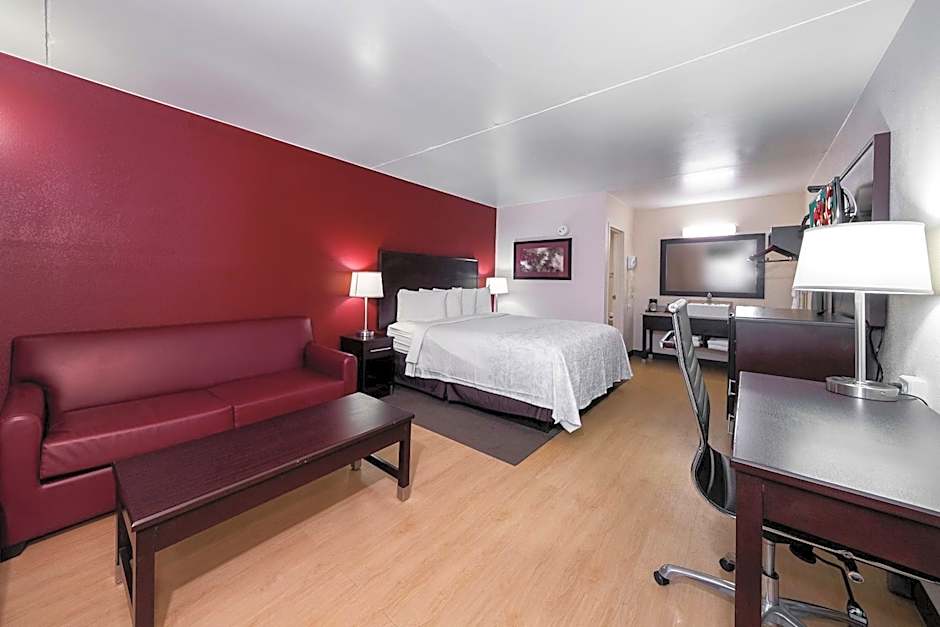 Red Roof PLUS+ Huntsville - Madison