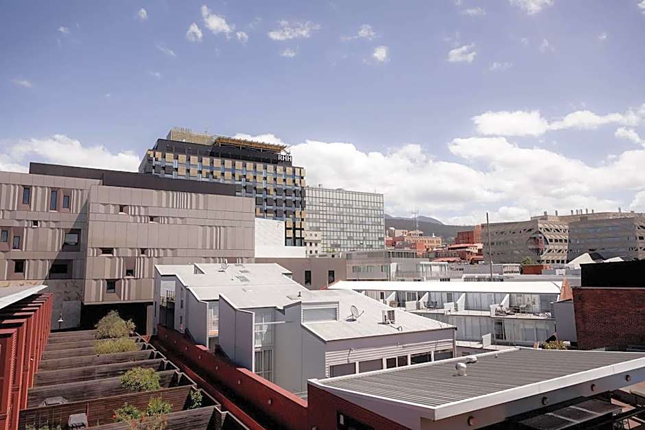 Inner-city 2 bedroom apartment - perfectly located