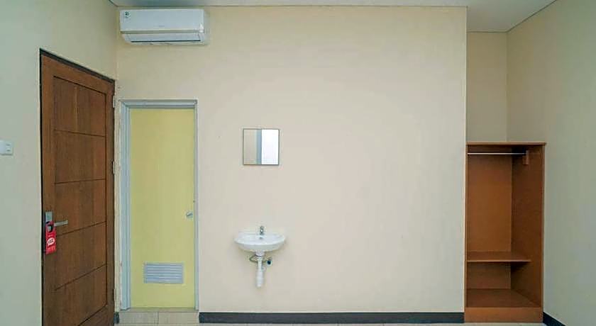 RedDoorz near Stasiun Tangerang