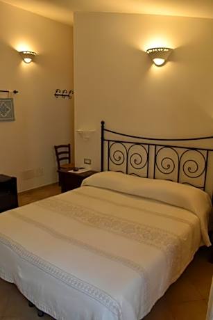 Deluxe Double Room (2 Adults + 1 Child)