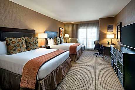 2 Queen Mobility/Hearing Accessible W/Ri Shwr