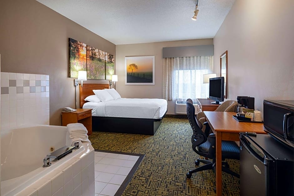 Days Inn & Suites by Wyndham Madison