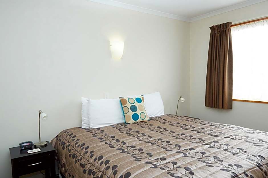 Admiral Court Motel & Apartments