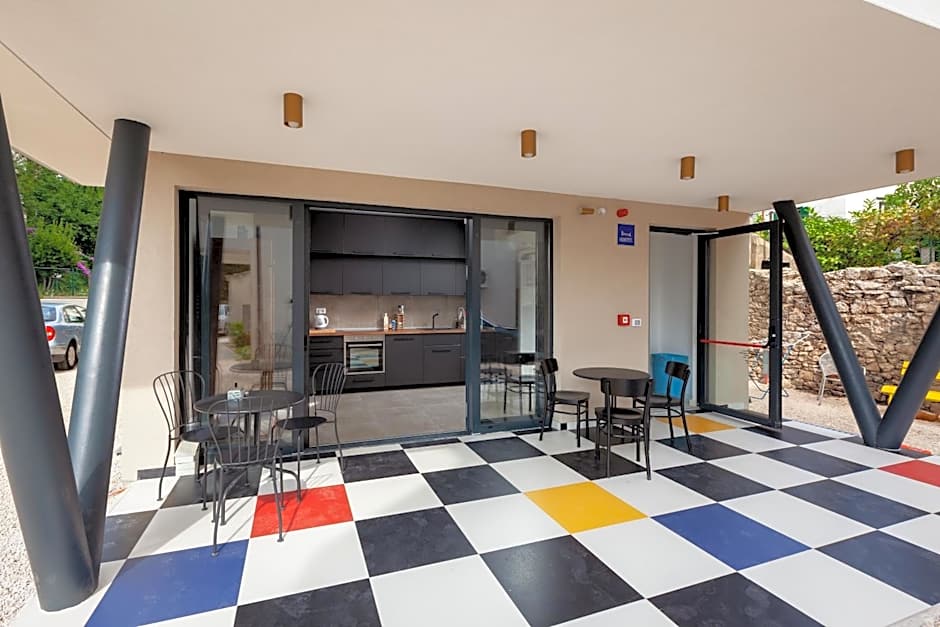 SUBTUB Hostel Makarska