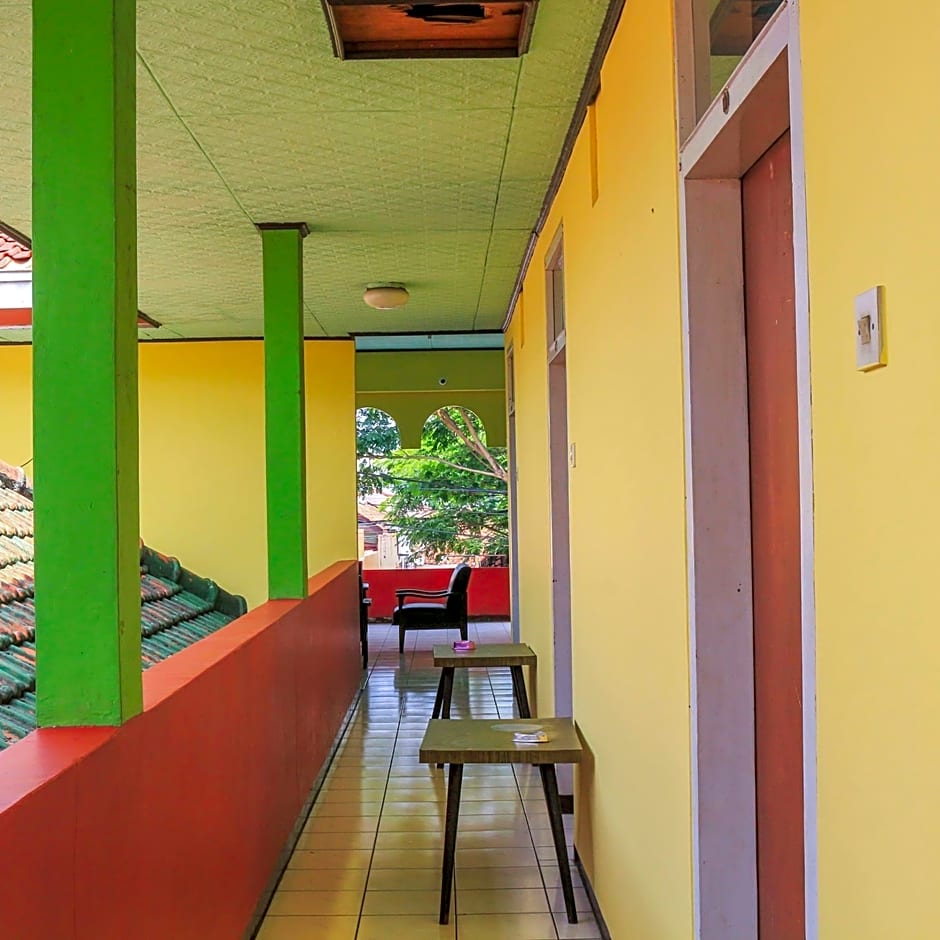 Spot On 1708 Hotel Budi Famili 1