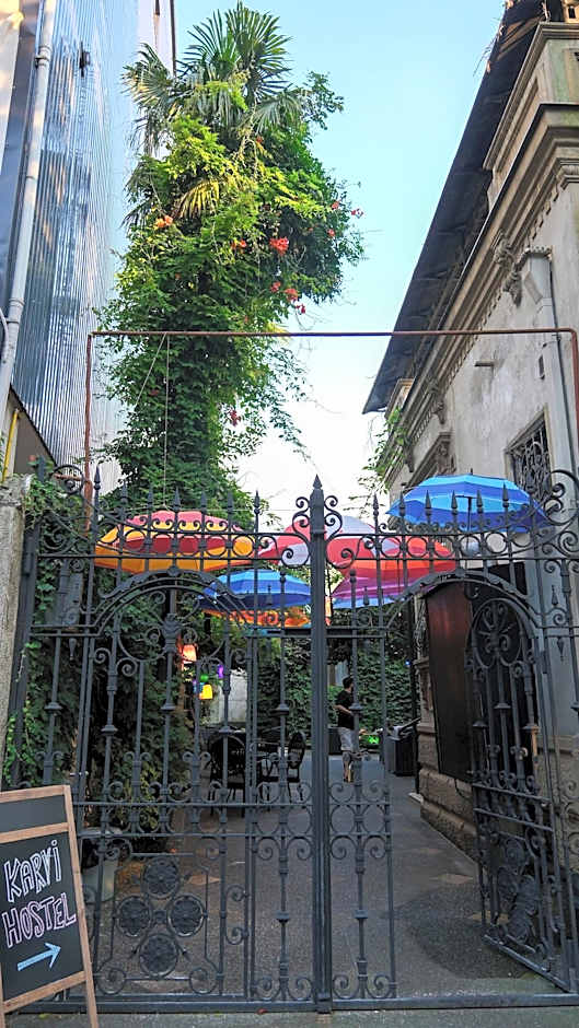 Karvi Hostel & Suites