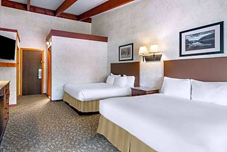 Queen Suite with Two Queen Beds and Sofa Bed - Balcony/Lake View