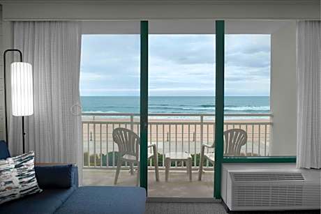 Deluxe King Room with Sofa Bed/Oceanfront/Balcony - Hearing Accessible