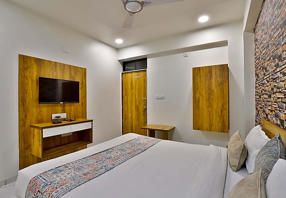 Hotel SR Rooms – Ahmedabad, TN