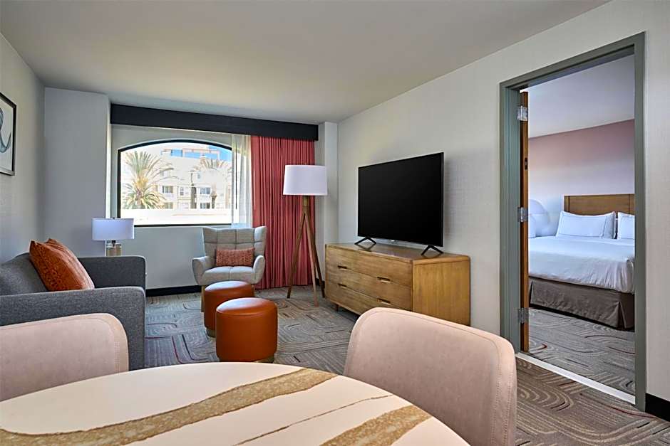Hotel Zessa Orange County Airport, a DoubleTree by Hilton