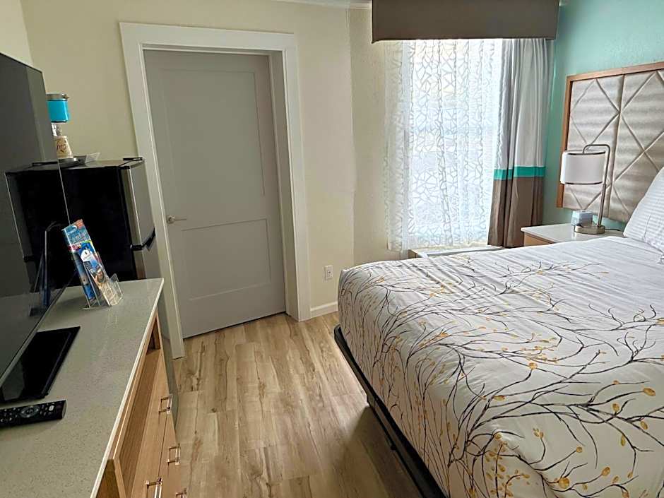 New 2025-Ocean Sands Beach Boutique Inn-Sauna and Salt-Mineral Pool -Free Beach Bikes and Famous Beach-Nightly Popcorn-Bathrobes and Sunscreen in all rooms-Ultra Sparkling-Free Laundry-4 Grand Presidential Black Beds in all rooms-Savings#252-242-SAND