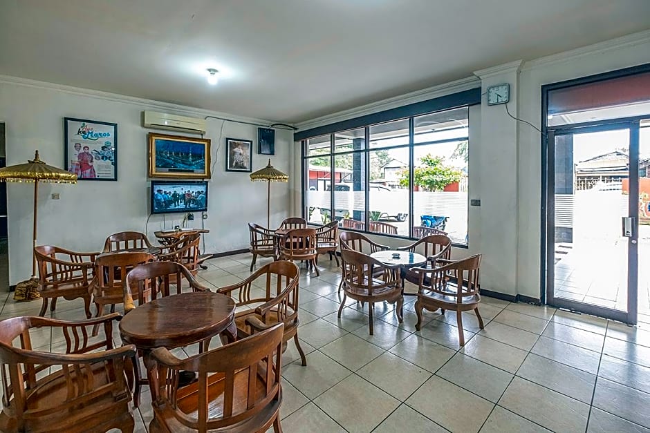 Super OYO 2704 Hotel Transit 2