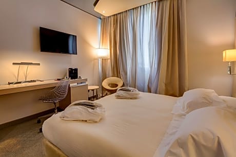 1 QUEEN BED,NSMK,DELUX,WHRPL