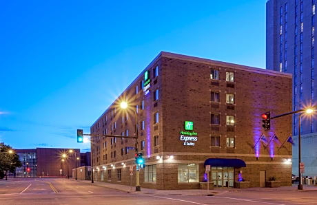 Holiday Inn Express Hotel & Suites Minneapolis-Downtown Convention Center, an IHG Hotel