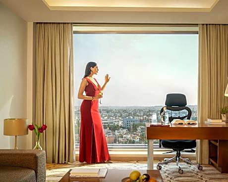 Executive Suite city view king bed