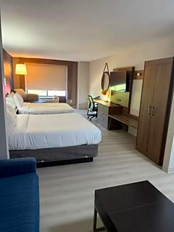 Queen Suite with Two Queen Beds and Sofa - Non Smoking